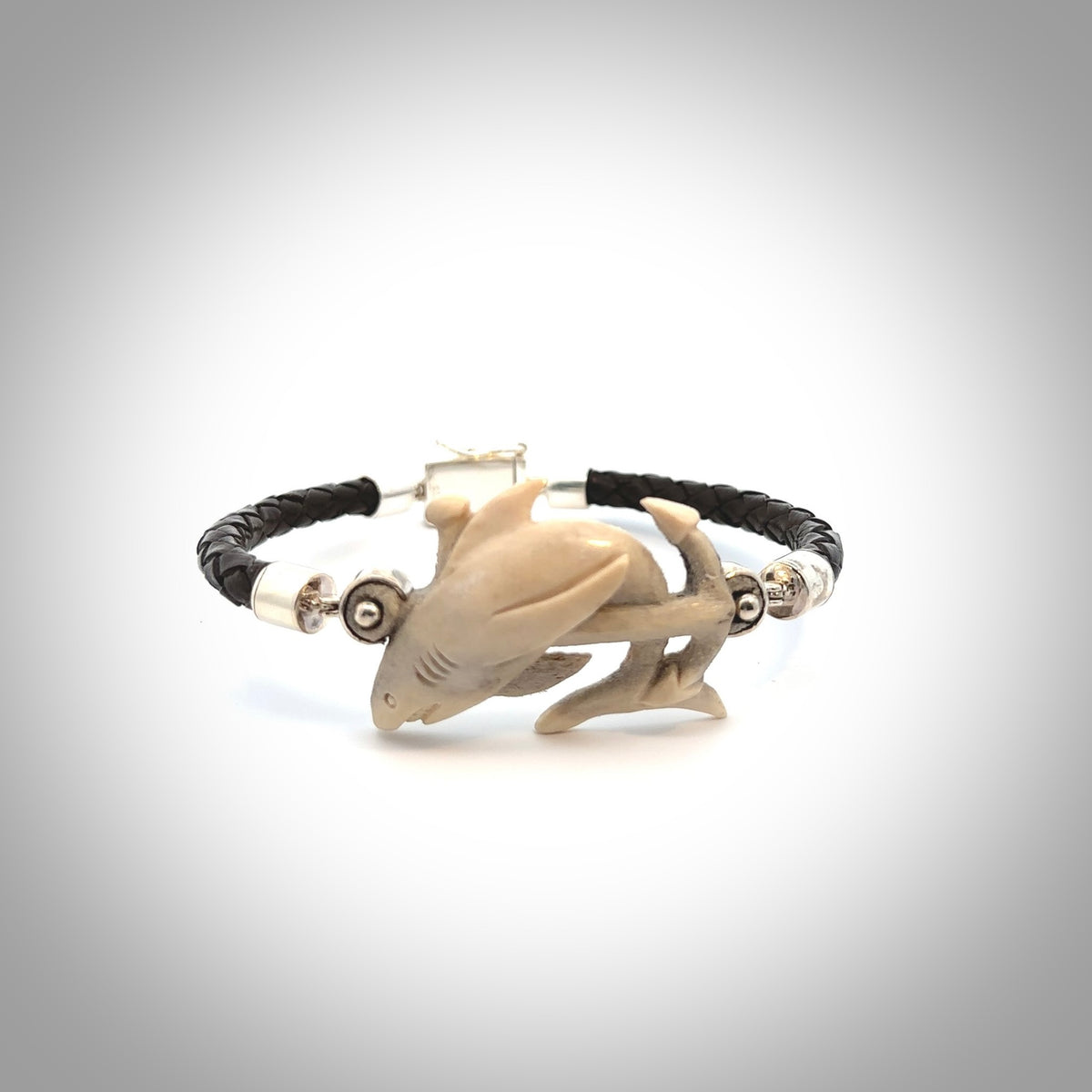 Hand carved shark bracelet from Deer antler. This is an absolutely beautiful piece of wrist jewellery, hand made by NZ Pacific. We provide this with Free Postage Worldwide.