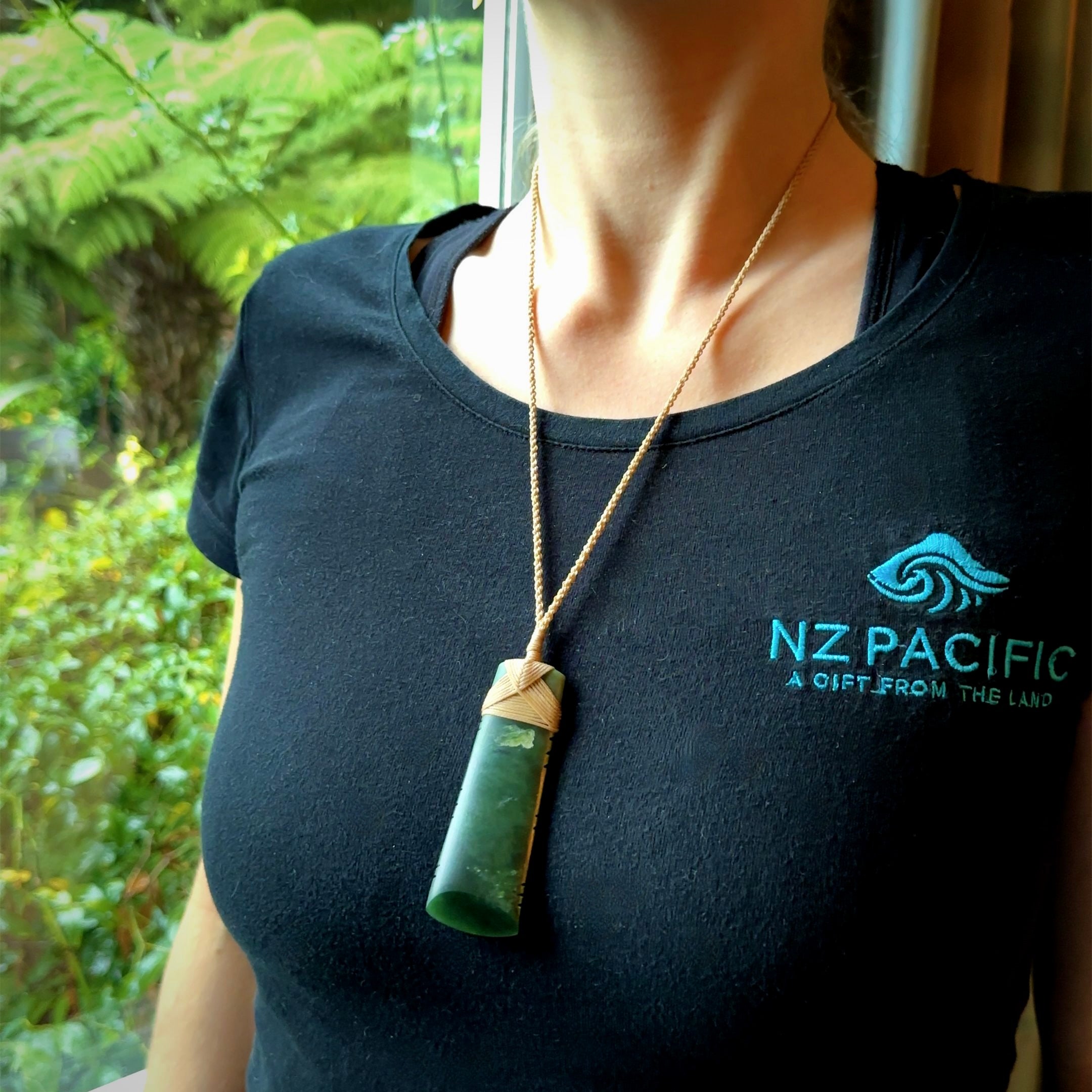 A large and beautiful hand carved toki pendant. This piece is carved from New Zealand jade by Jeromy Van Riel. This is a wonderful large toki bound with a hand-plaited cord and a traditional lashing. A beautiful, traditional toki for sale online.