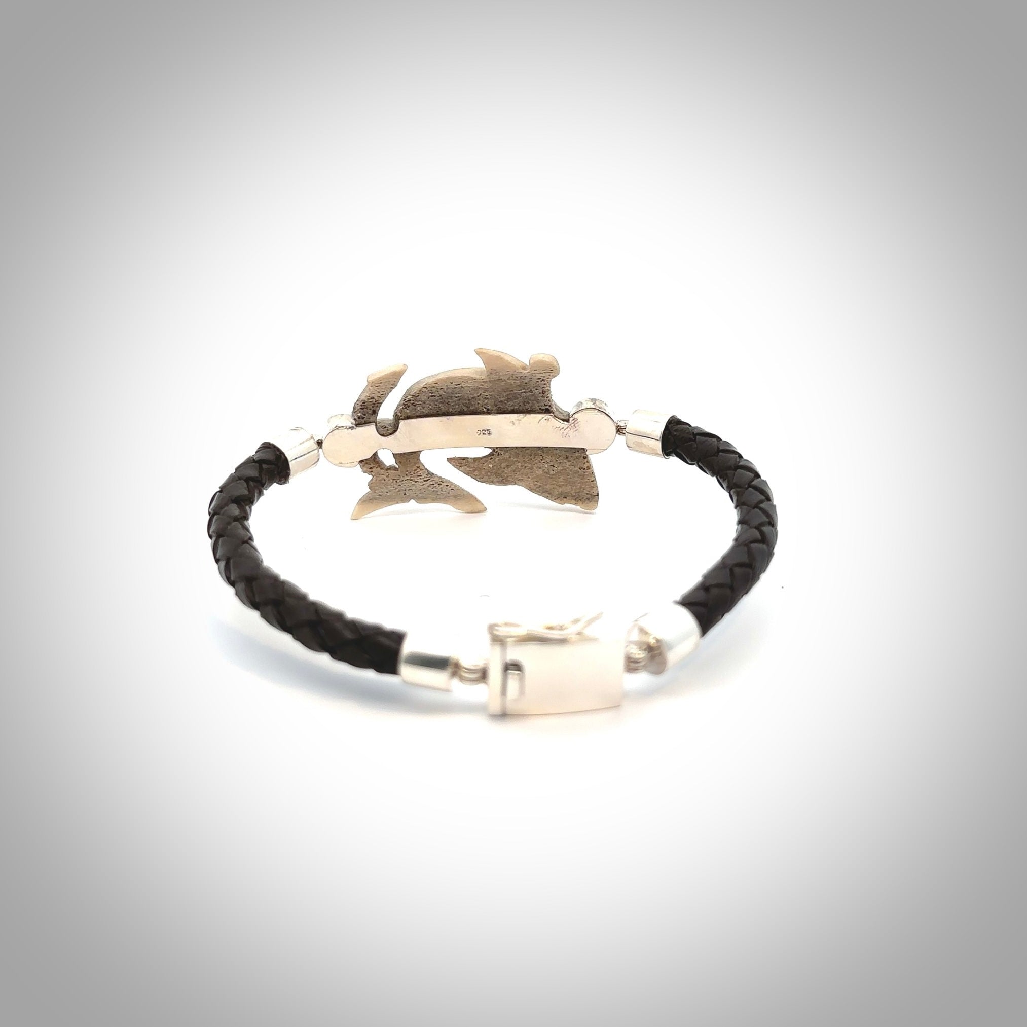 Hand carved shark bracelet from Deer antler. This is an absolutely beautiful piece of wrist jewellery, hand made by NZ Pacific. We provide this with Free Postage Worldwide.