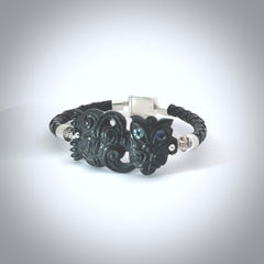 Hand carved tiki bracelet from Australian Black Jade with Paua shell eyes. This is an absolutely beautiful piece of wrist jewellery, hand made by NZ Pacific. We provide this with Free Postage Worldwide.