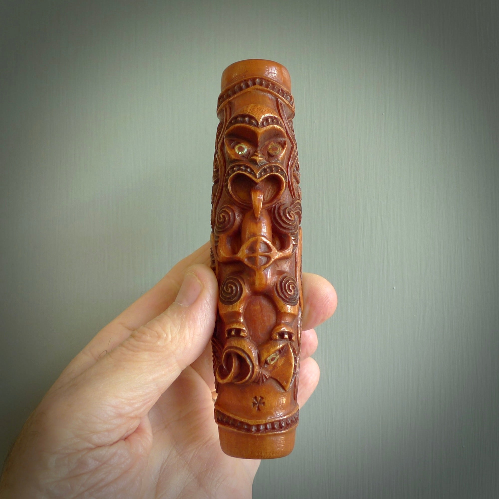 A traditional hand carved Māori Kōauau flute. This piece is made from bone and is a fully functioning musical instrument and can be played. Beautiful ethnic art hand made by NZ Pacific. One only traditional flute by Yuri Terenyi.