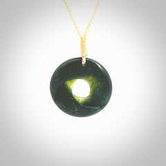 This small sized piece is a hand carved möbius ribbon pendant. Kyohei Noguchi has carved this from New Zealand Nephrite Jade. It has very subtle colour variations in the stone and is a delightful, small and artistic piece of jewellery. Delivered with an adjustable beige cord.