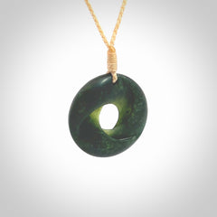 This small sized piece is a hand carved möbius ribbon pendant. Kyohei Noguchi has carved this from New Zealand Nephrite Jade. It has very subtle colour variations in the stone and is a delightful, small and artistic piece of jewellery. Delivered with an adjustable beige cord.