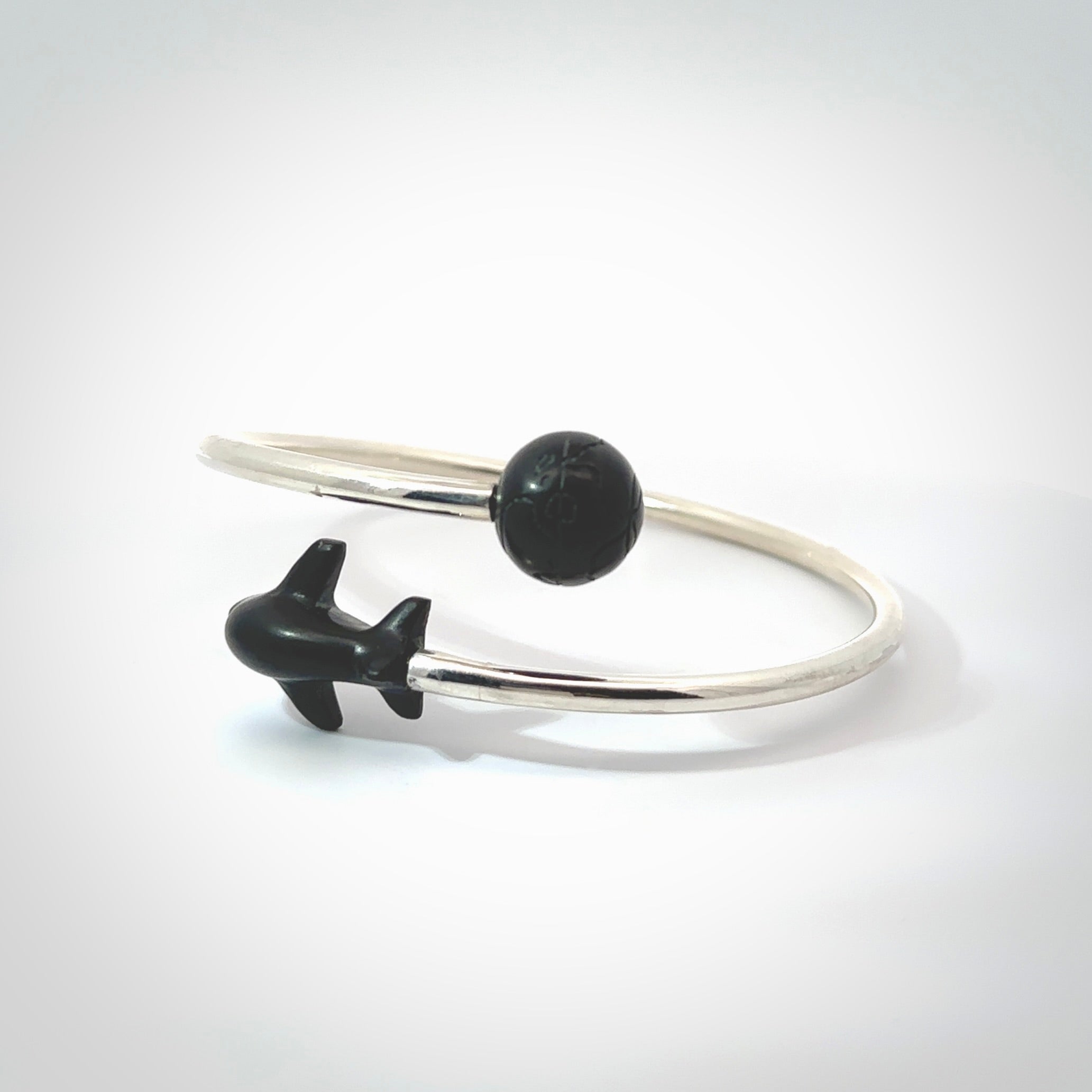 Hand carved plane and globe bracelet from Australian Black Jade with Sterling Silver. This is a very cool piece of wrist jewellery, hand made by NZ Pacific. We provide this with Free Postage Worldwide. Adjustable bracelets for men and women.